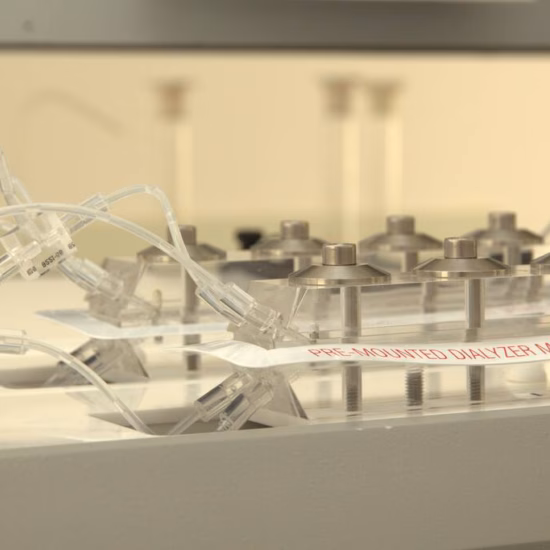 Laboratoriumopstelling met slangen, sensoren en meetapparatuur voor onderzoek en testen.