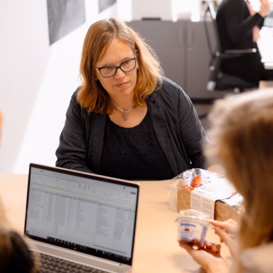 Bespreking en beoordeling van productmonsters als onderdeel van sensorisch onderzoek en kwaliteitscontrole.