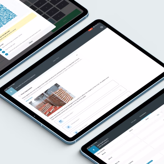 Tablets tonen een digitale applicatie voor inspecties, audits en gegevensregistratie.