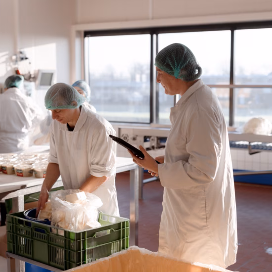 Kwaliteitscontrole en registratie van productieprocessen in een verwerkingsomgeving.