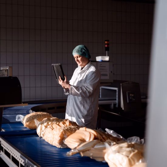 Controle van verpakte bakkerijproducten in een productieomgeving voor kwaliteitsborging.