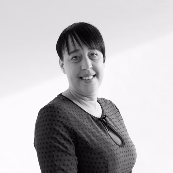 Zwart-wit portret van een medewerker tegen een neutrale achtergrond.