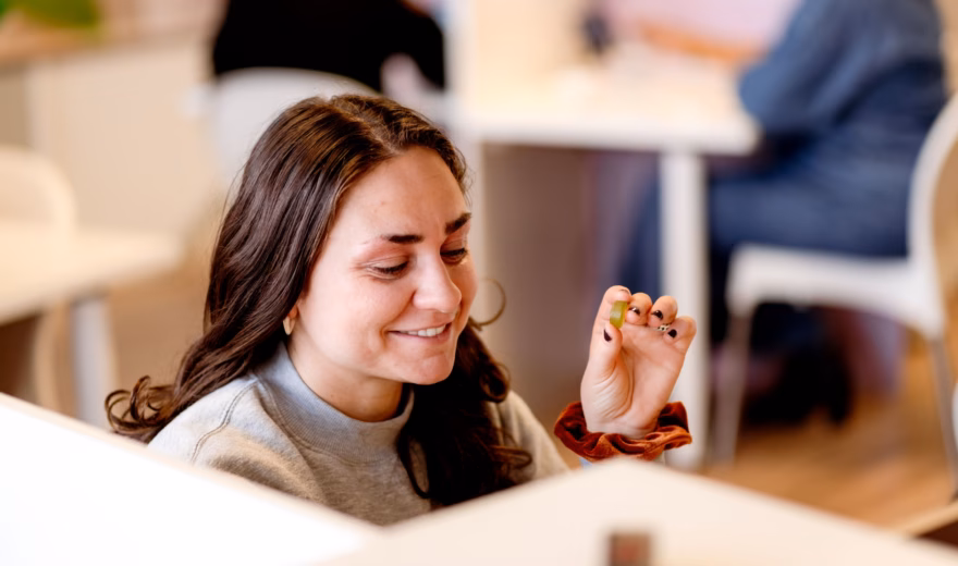 Consument vergelijkt verpakkingen die verwachtingen en productbeleving beïnvloeden.