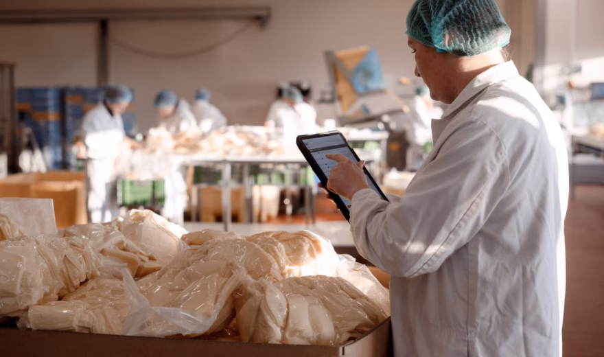 Laboratoriummedewerker controleert monsters en registreert gegevens op een tablet in een laboratorium.