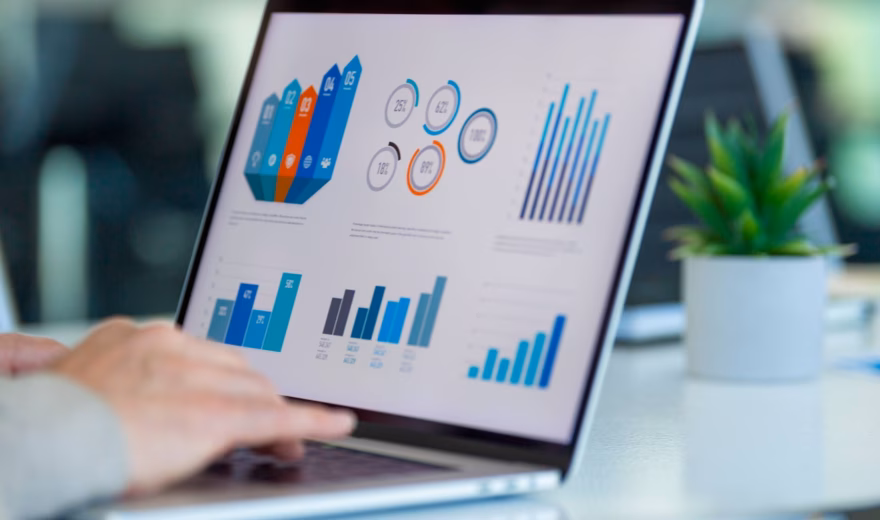 Digital dashboard displays analyses, KPIs, and reports for quality monitoring and process improvement.