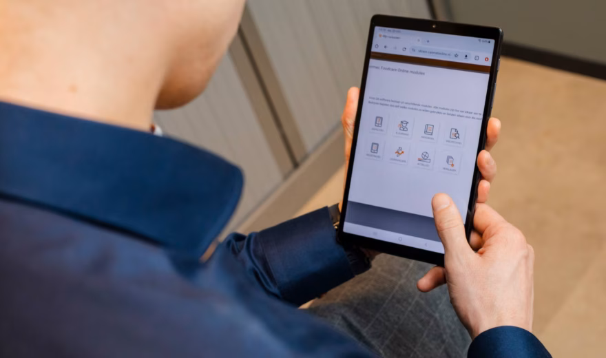Tablet met een digitale toepassing voor inspecties, audits en kwaliteitsregistratie.