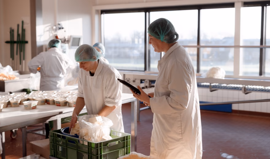 Kwaliteitscontrole en registratie van productieprocessen in een verwerkingsomgeving.