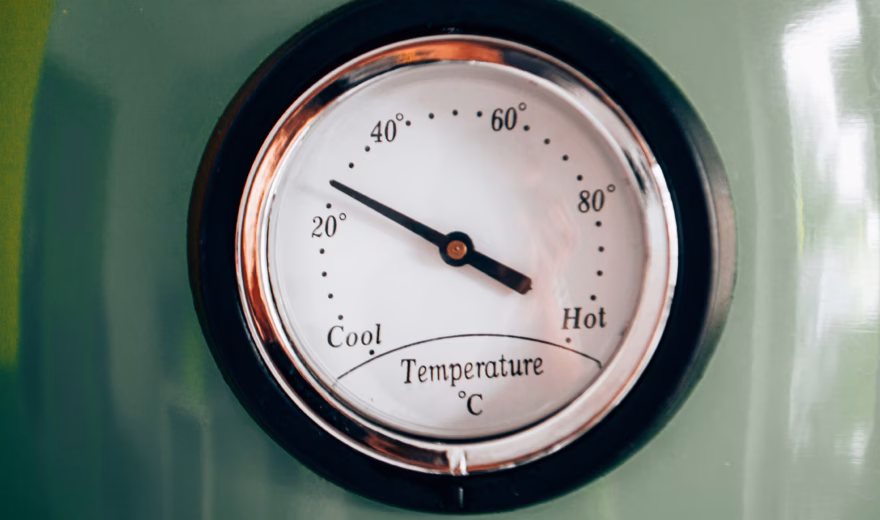 An analog temperature gauge displays the temperature of a system or process environment.