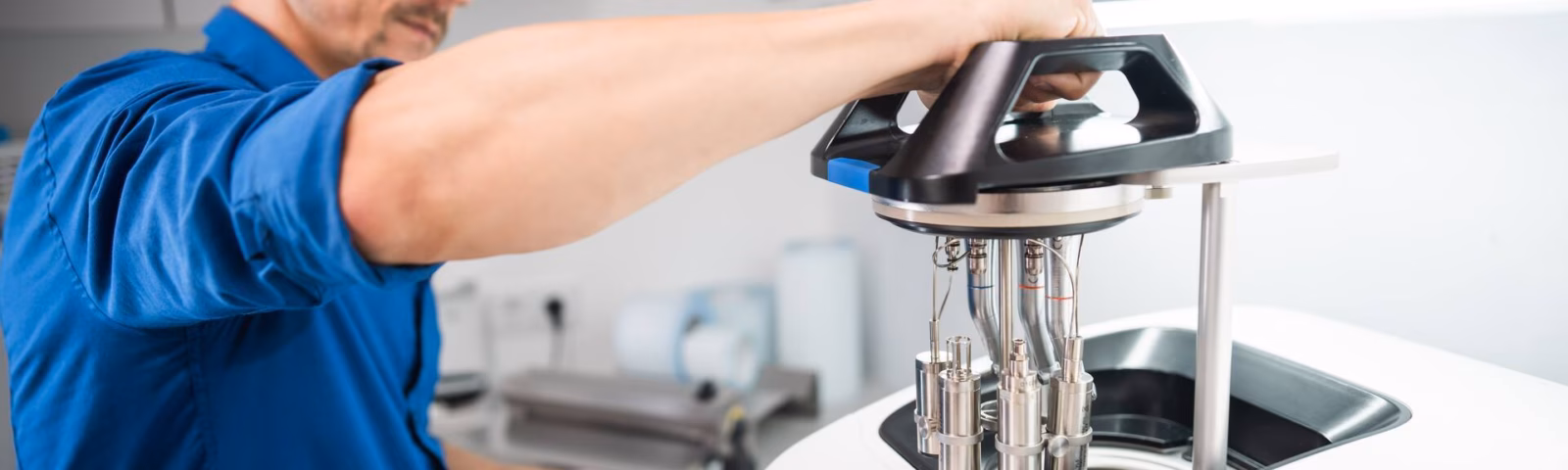 Een analytisch meetinstrument wordt gebruikt voor laboratoriumonderzoek en kwaliteitscontrole.