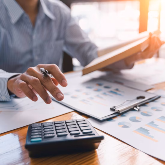 Financiële gegevens worden beoordeeld aan de hand van rapportages en prestatie-indicatoren.