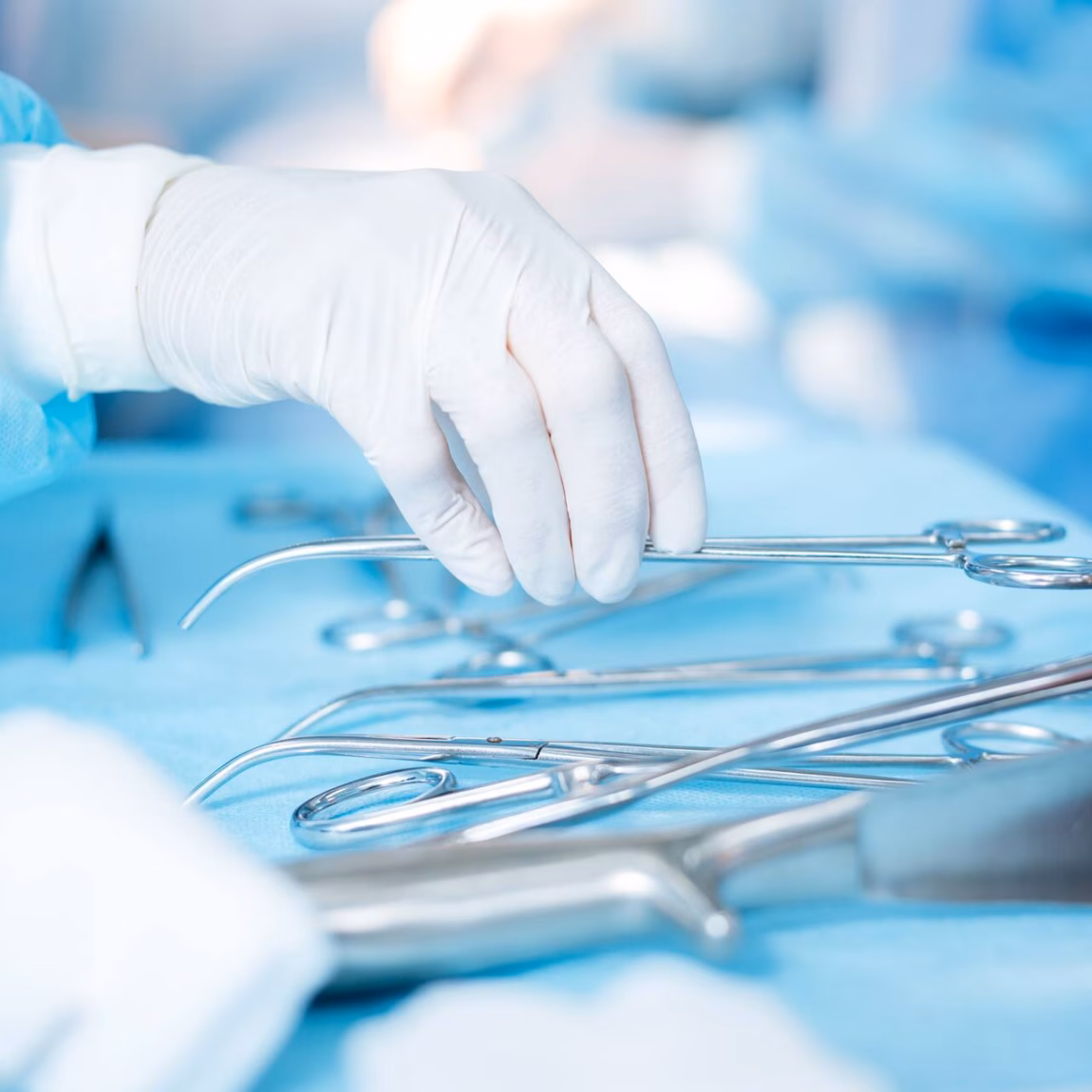 Steriele chirurgische instrumenten worden voorbereid op een afgedekte operatietafel voor een medische ingreep.