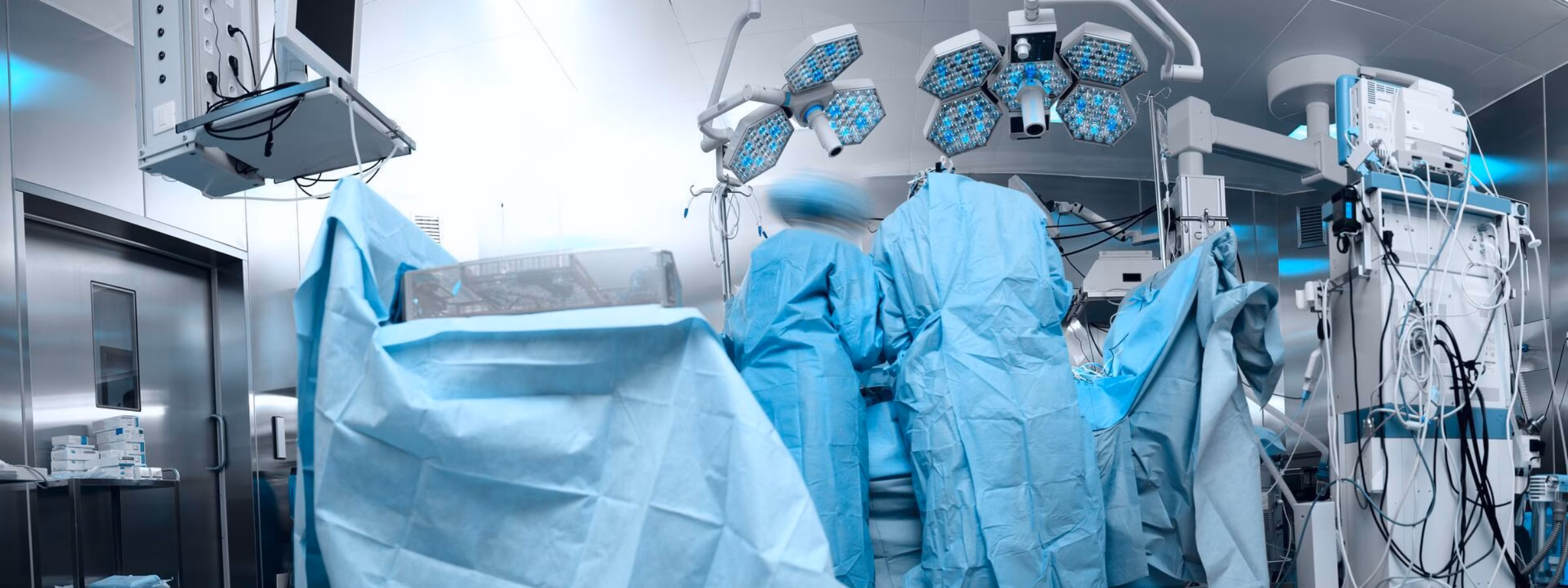 Chirurgisch team werkt in een moderne operatiekamer met geavanceerde medische apparatuur tijdens een operatie.