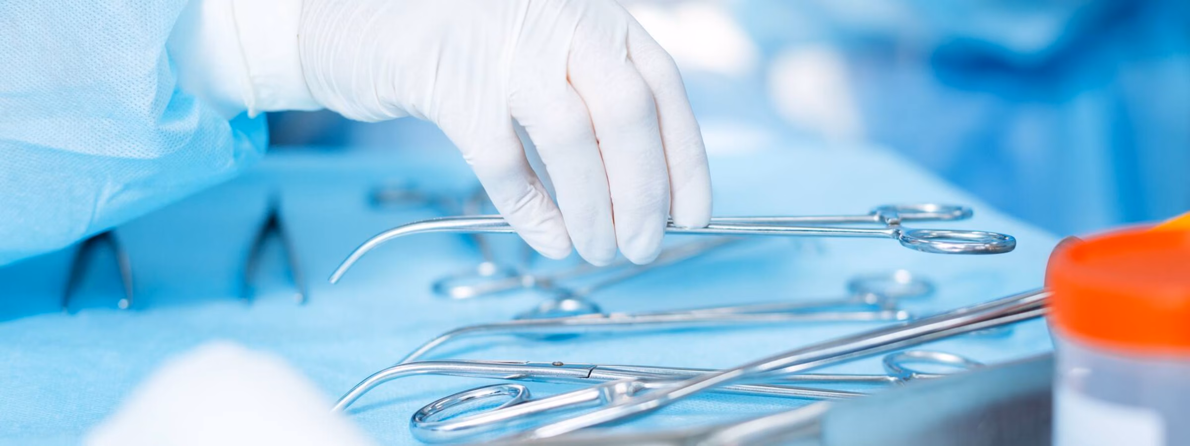 Steriele chirurgische instrumenten worden voorbereid op een afgedekte operatietafel voor een medische ingreep.