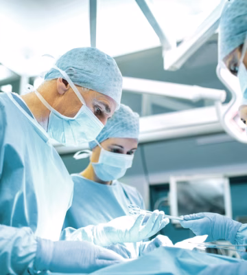 Une équipe chirurgicale réalise une intervention médicale dans un bloc opératoire