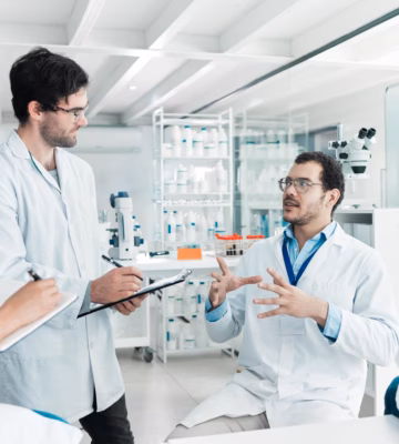 Overleg tussen zorgprofessionals in een laboratoriumomgeving met focus op samenwerking en kennisdeling.
