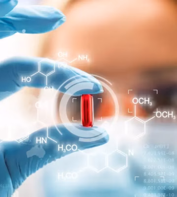 Een rode capsule wordt vastgehouden tussen laboratoriumhandschoenen, met visuele verwijzingen naar farmaceutisch onderzoek.