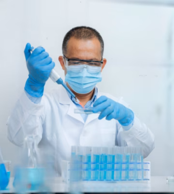Een laboratoriummedewerker bereidt en analyseert monsters met laboratoriumapparatuur.