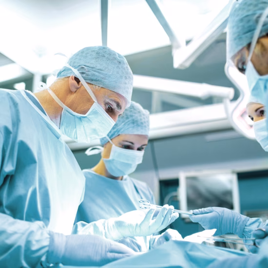 Ein chirurgisches Team führt einen medizinischen Eingriff in einem Operationssaal durch