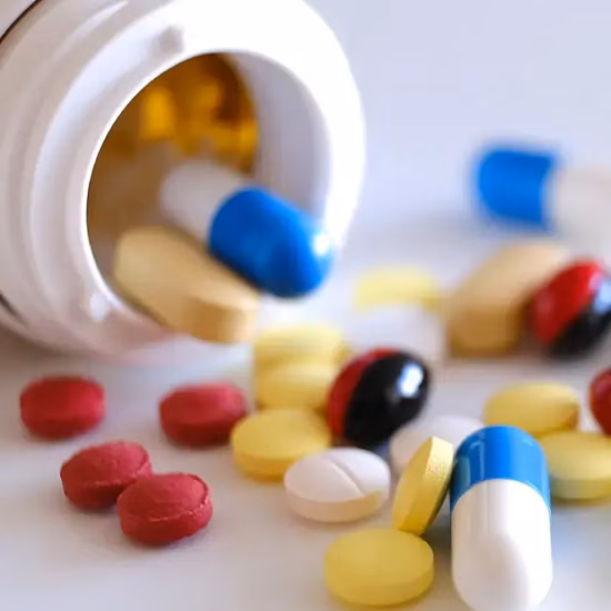 Diverse tabletten en capsules worden gebruikt in farmaceutisch onderzoek en kwaliteitscontrole.