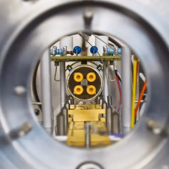 Close-up van een technische meetopstelling die wordt gebruikt voor nauwkeurige laboratoriumanalyses en onderzoek.