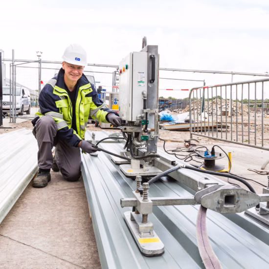 Technische controle en inspectie van constructiematerialen op een bouwlocatie.