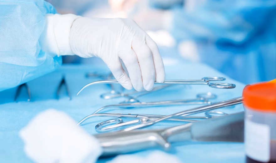 Steriele chirurgische instrumenten worden voorbereid op een afgedekte operatietafel voor een medische ingreep.