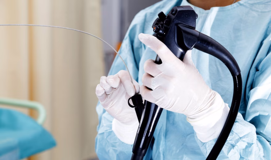 Medisch specialist bereidt een endoscoop voor onderzoek of behandeling in een klinische omgeving.