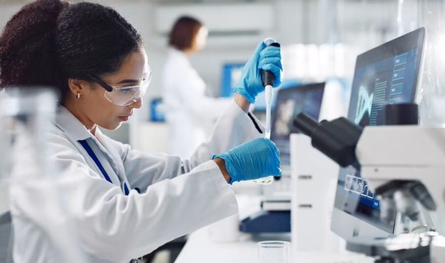 Laboratoriummedewerker voert een nauwkeurige monsteranalyse uit met een micropipet in een modern laboratorium