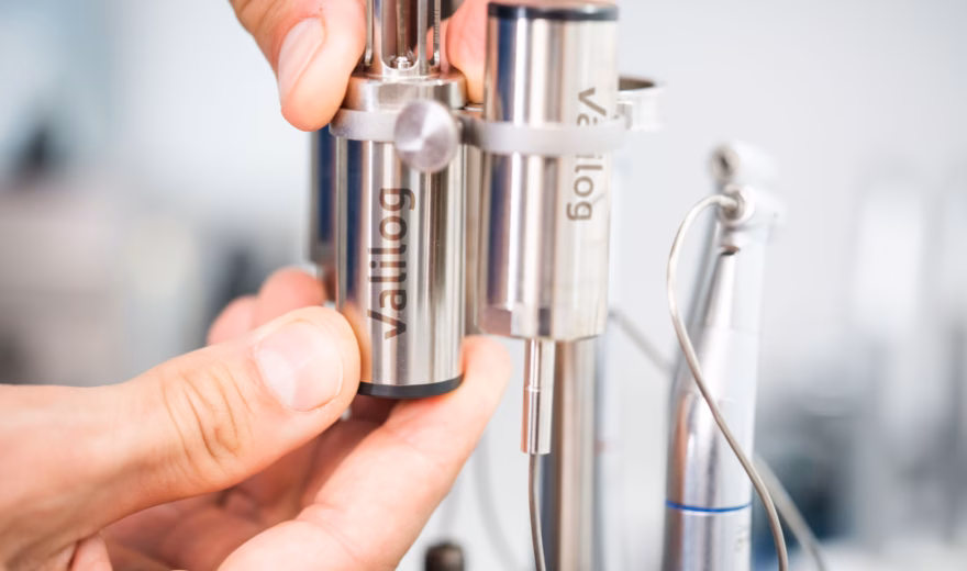 Een meetinstrument wordt nauwkeurig afgesteld voor laboratoriumanalyses en kwaliteitsmetingen.