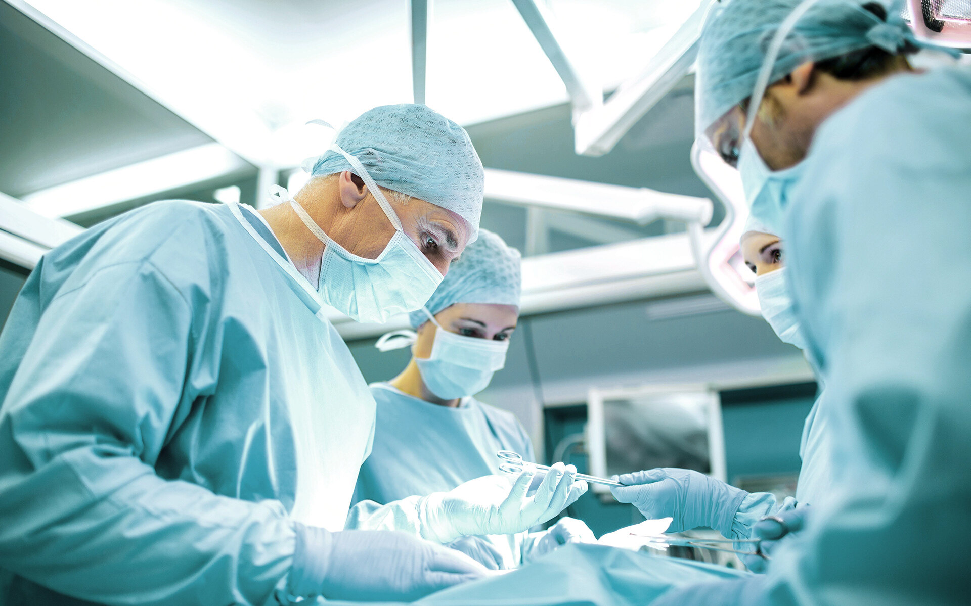 Une équipe chirurgicale réalise une intervention médicale dans un bloc opératoire