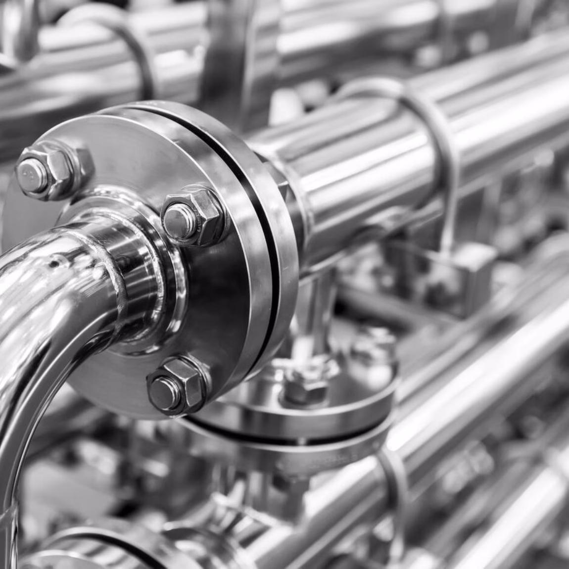 Prozessrohrleitungen aus Edelstahl mit Flanschverbindungen in einer Industrieanlage