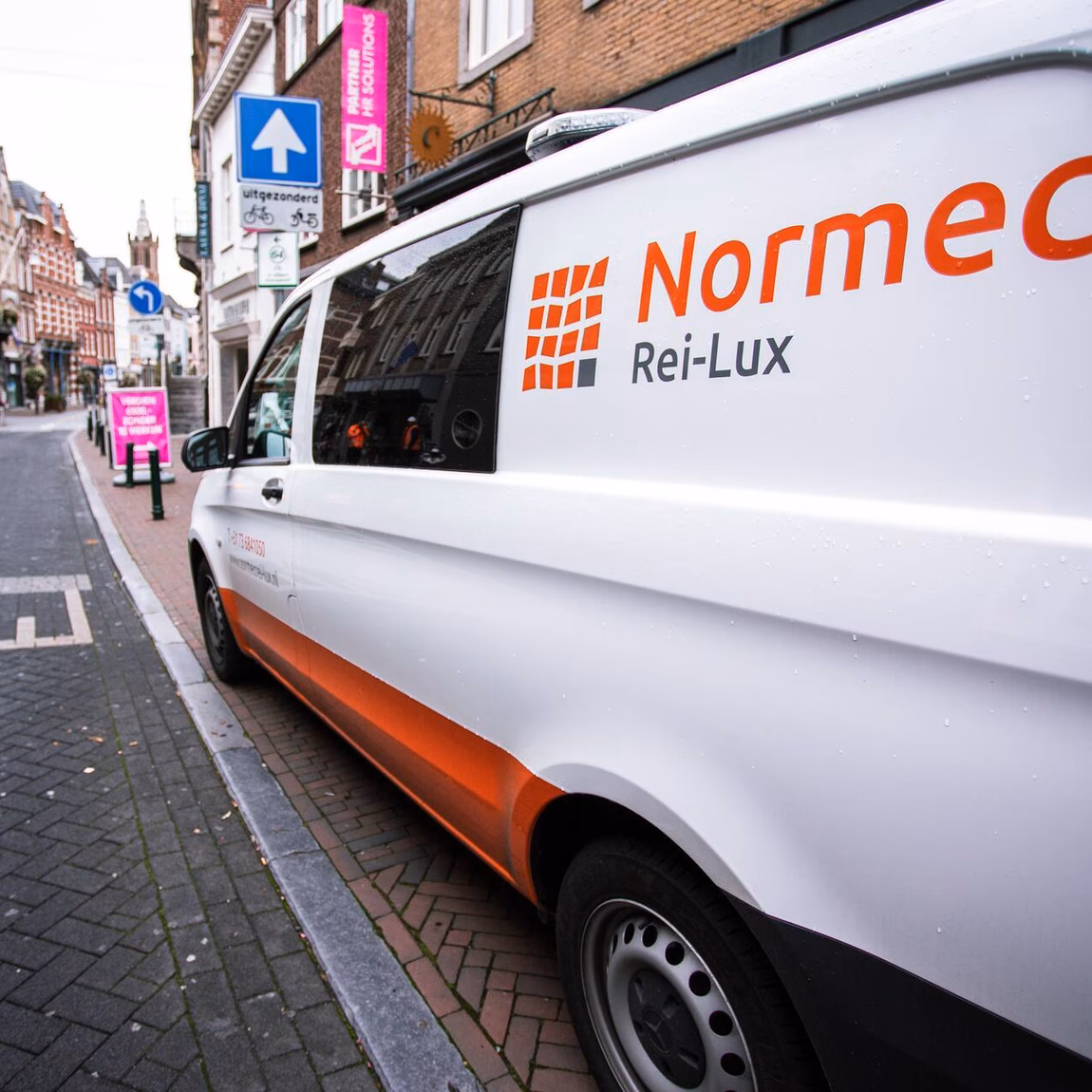 Normec Rei-Lux-Servicebus, der während der Arbeiten vor Ort in einer Stadtstraße geparkt ist.