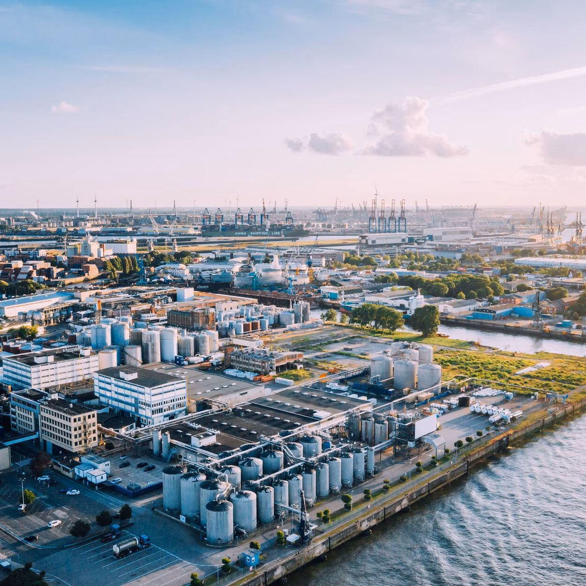 Luftaufnahme einer industriellen Kläranlage am Wasser.