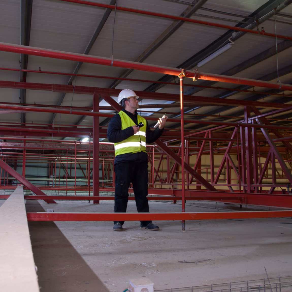 Een inspectie van een stalen constructie in een industriële omgeving.