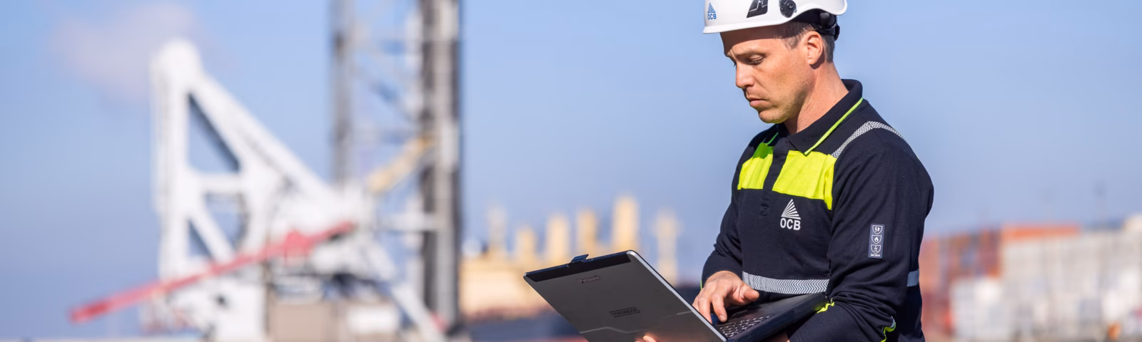 Ein Inspektor mit einem Tablet führt an einem Industriestandort eine Inspektion oder Qualitätskontrolle durch.