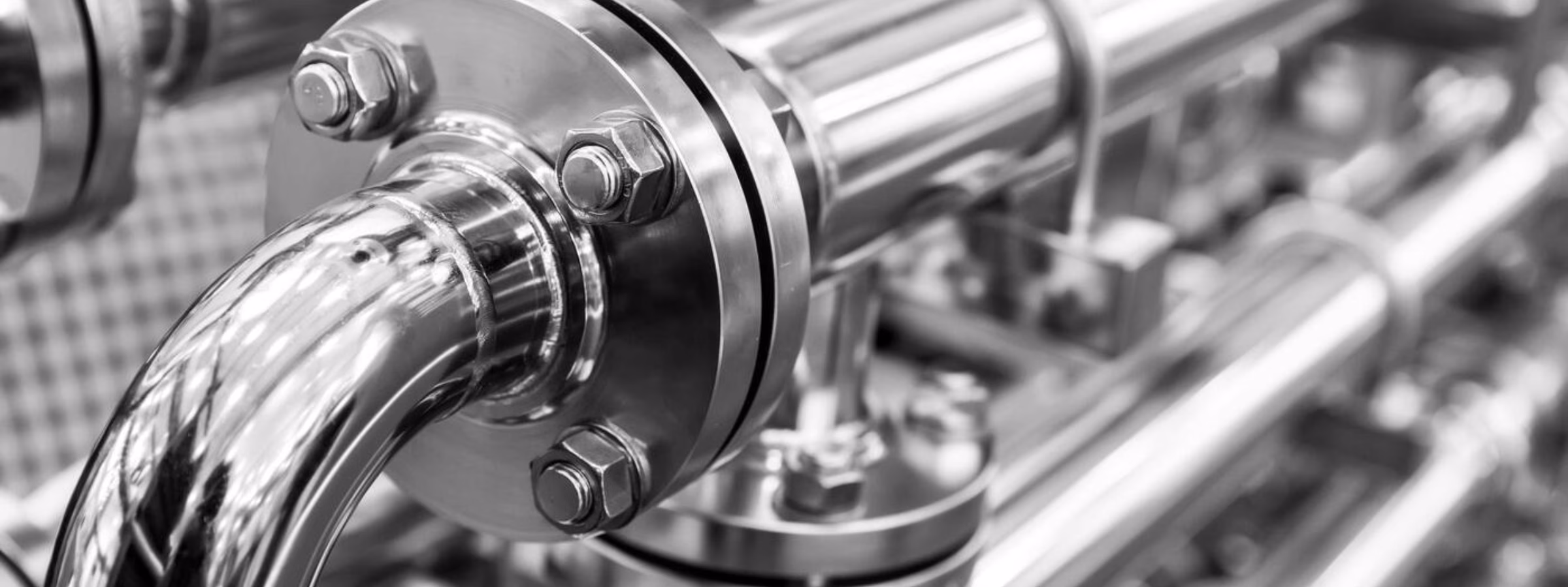 Prozessrohrleitungen aus Edelstahl mit Flanschverbindungen in einer Industrieanlage