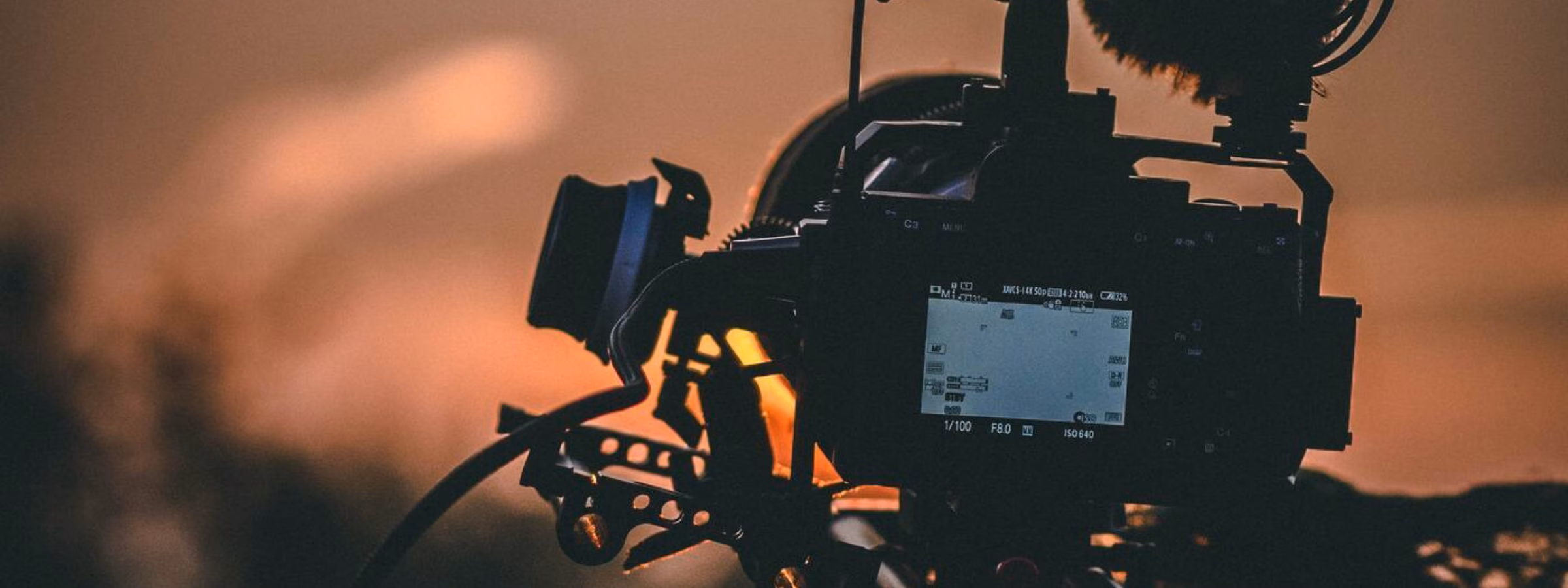 Professionele videocamera filmt een scène tijdens een opname bij weinig licht.
