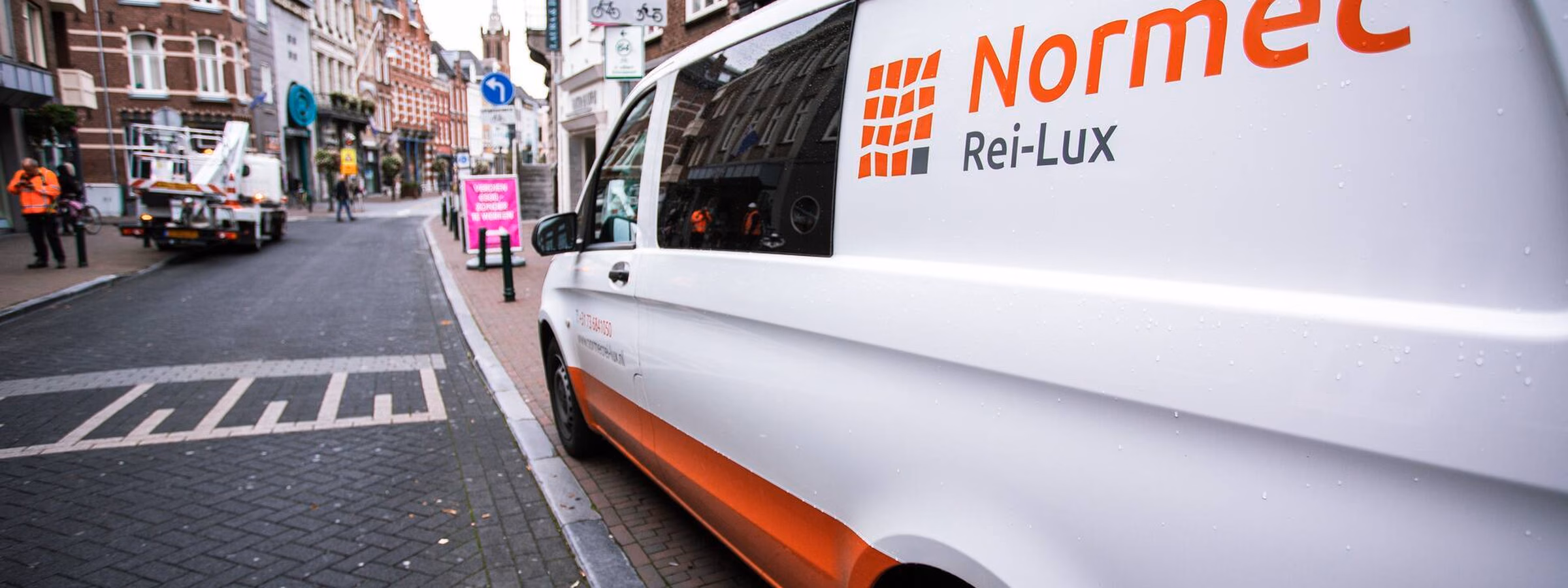 Normec Rei-Lux-Servicebus, der während der Arbeiten vor Ort in einer Stadtstraße geparkt ist.