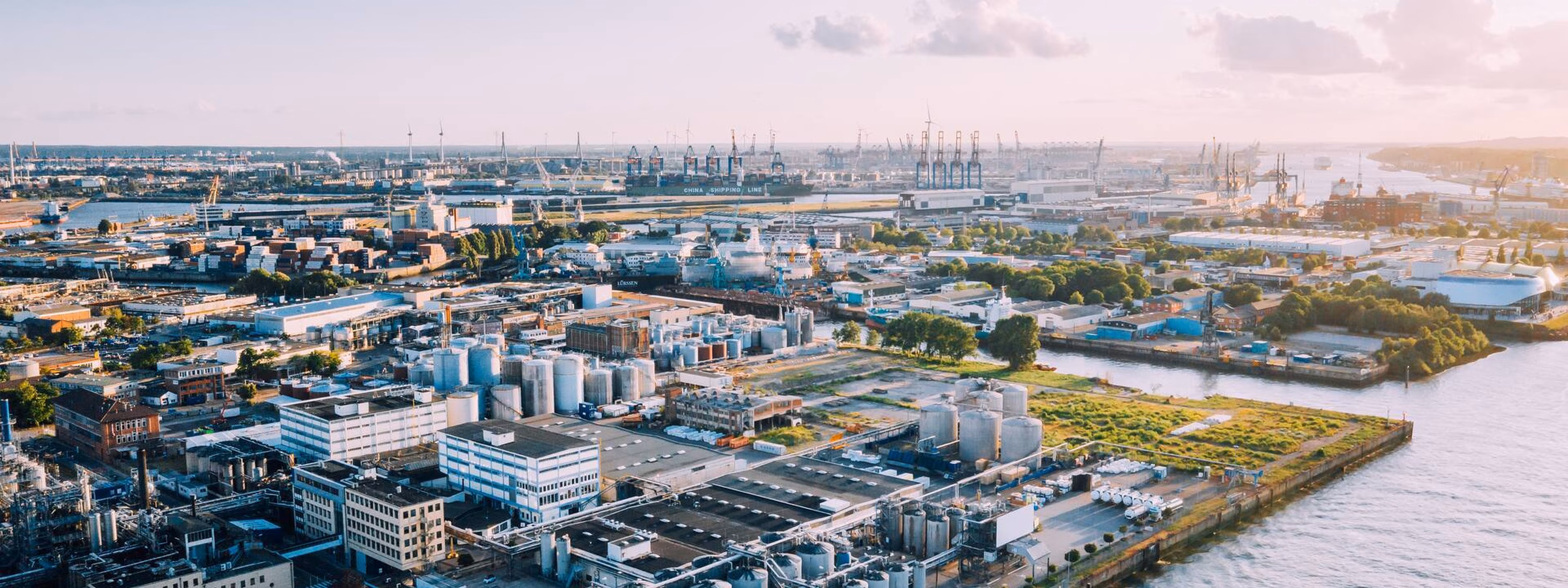 Luftaufnahme einer industriellen Kläranlage am Wasser.