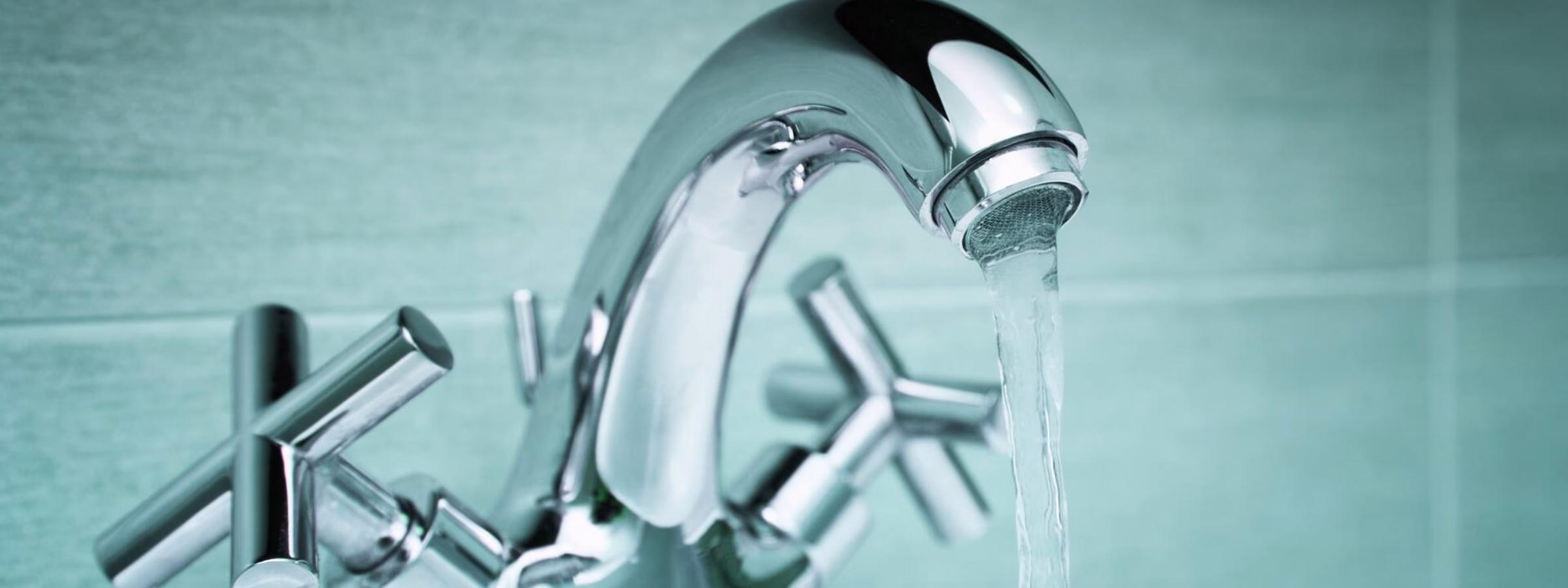 Robinet d'eau courante au-dessus d'un lavabo dans une salle de bains.