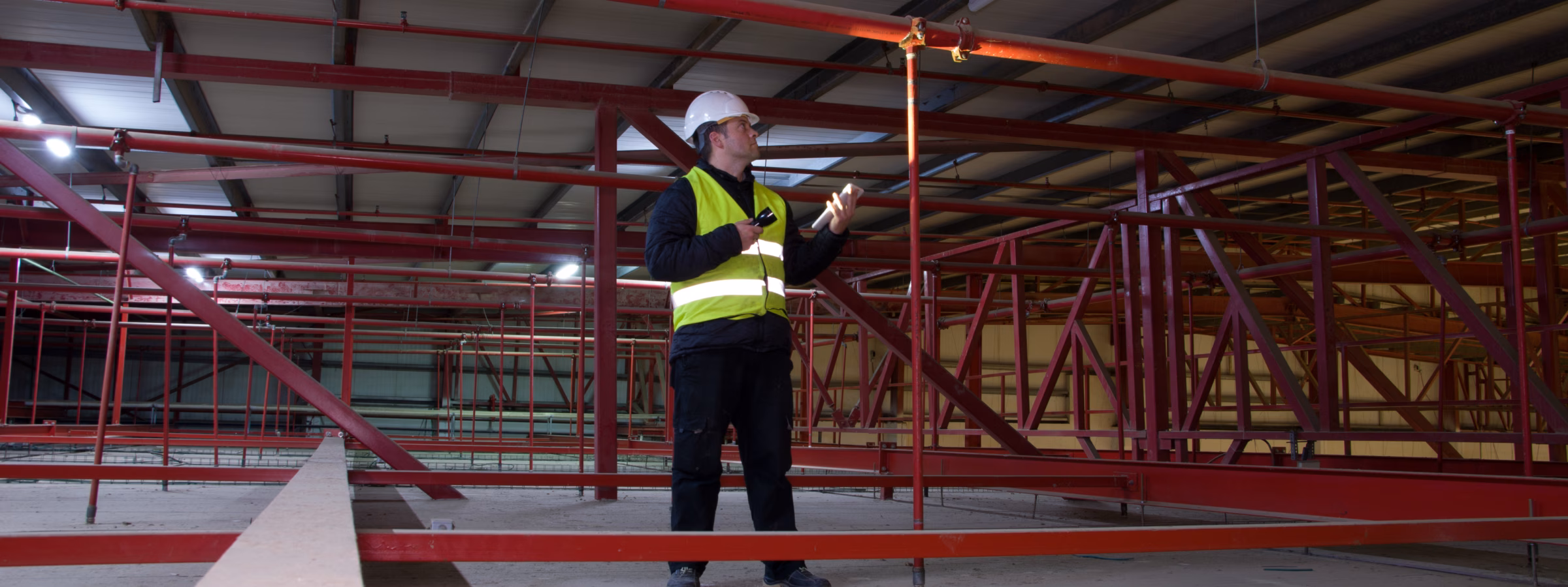 Een inspectie van een stalen constructie in een industriële omgeving.