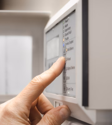 Persoon bedient een touchscreen van laboratoriumapparatuur voor het instellen of monitoren van een analyseproces.