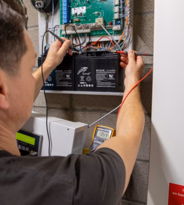 Expert die een brandveiligheidsinspectie uitvoert met behulp van een VDS-inspectie voor het controleren van de brandveiligheid in een gebouw.