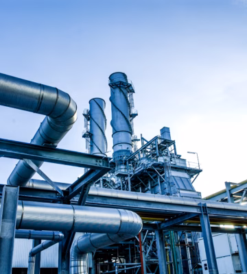 Réseau de tuyauterie et installations techniques de traitement dans un environnement de production industrielle.