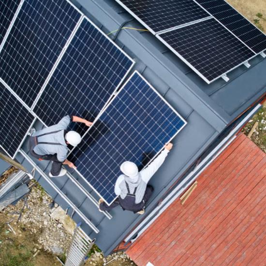 Installation von Solarmodulen auf einem Schrägdach durch zwei Monteure