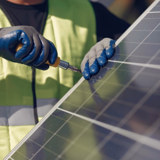 Monteur bevestigt een zonnepaneel tijdens de installatie van een zonnepaneleninstallatie.