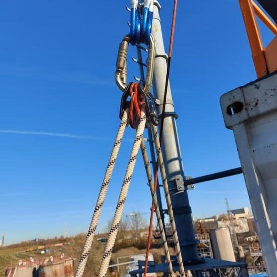 Inspectie van hijsbanden en valbeveiligingsmateriaal op slijtage en beschadigingen binnen een testopstelling.