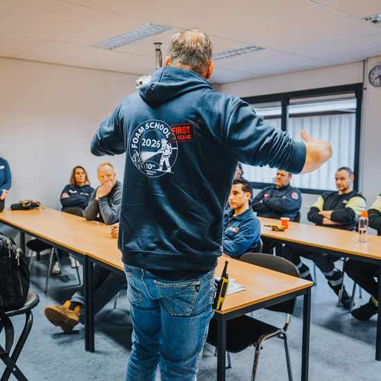 Praktijktraining voor technici in een lesruimte waarbij deelnemers instructies ontvangen tijdens een technische opleiding.