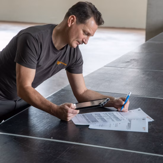 Expert die na een VDS-inspectie voor brandveiligheid zijn bevindingen noteert en de resultaten van de controle vastlegt.