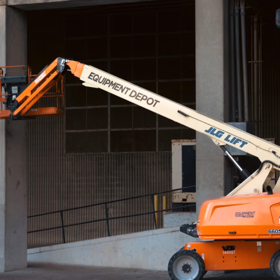Een hoogwerker staat opgesteld voor werkzaamheden aan de gevel van een gebouw.